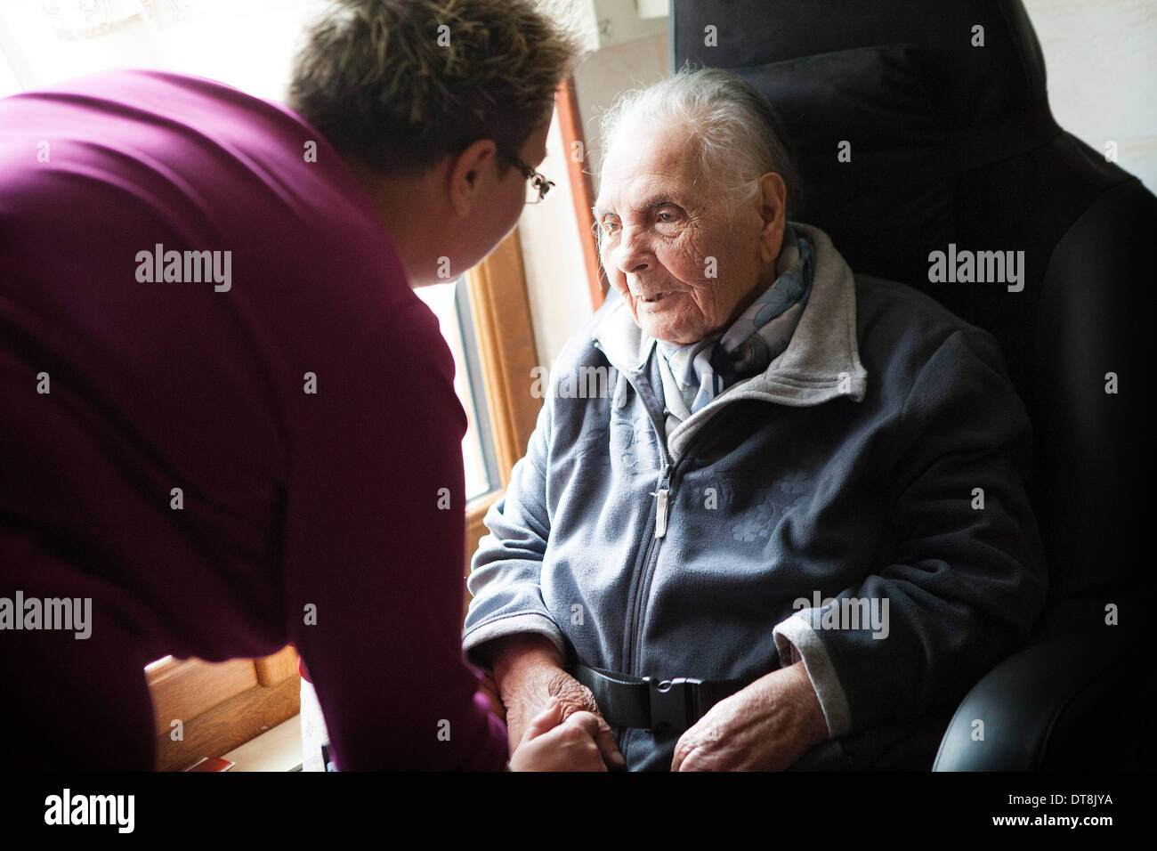Man nurse comfort old hi-res stock photography and images - Alamy