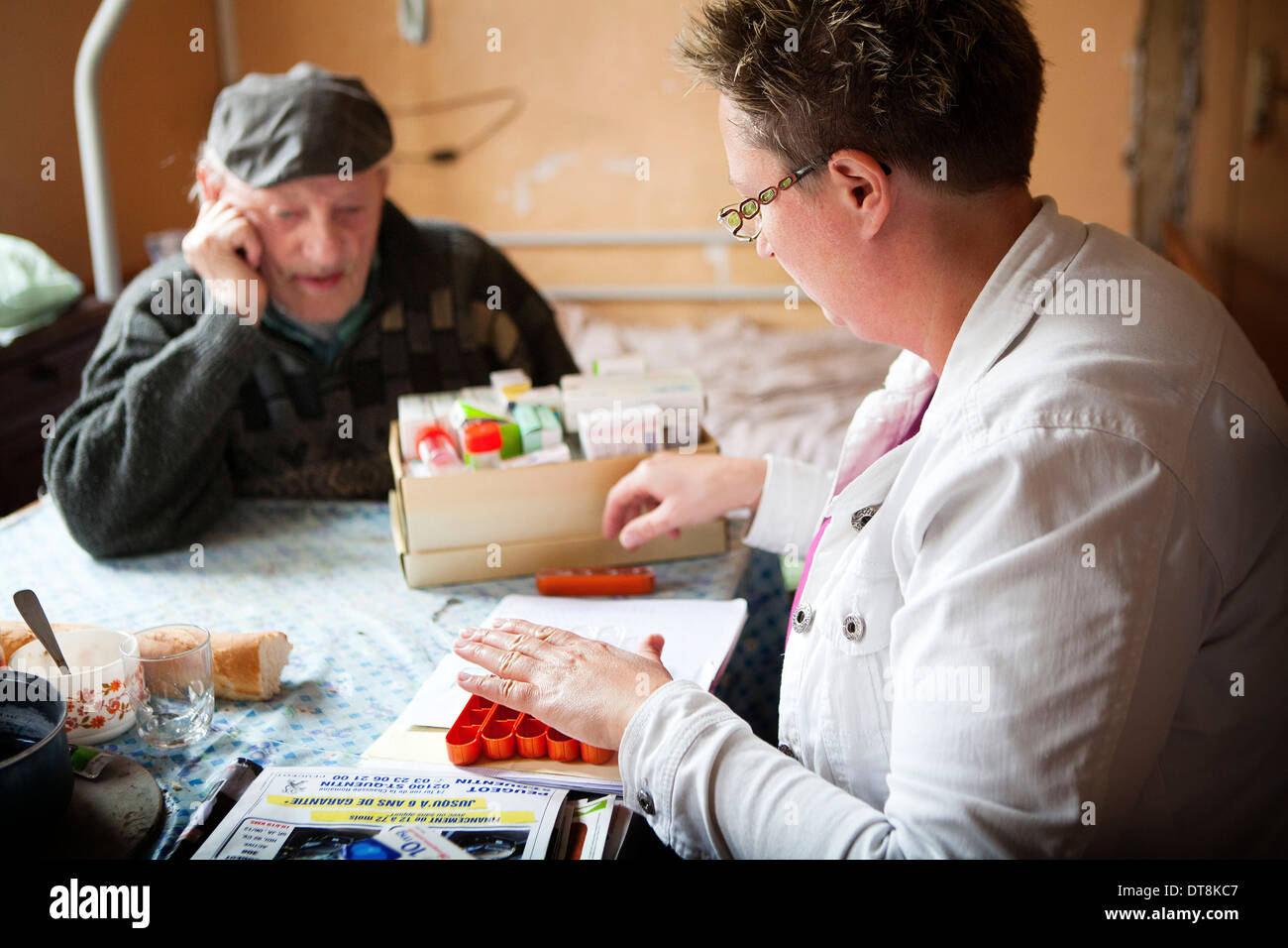 Nurse with old man hi-res stock photography and images - Alamy