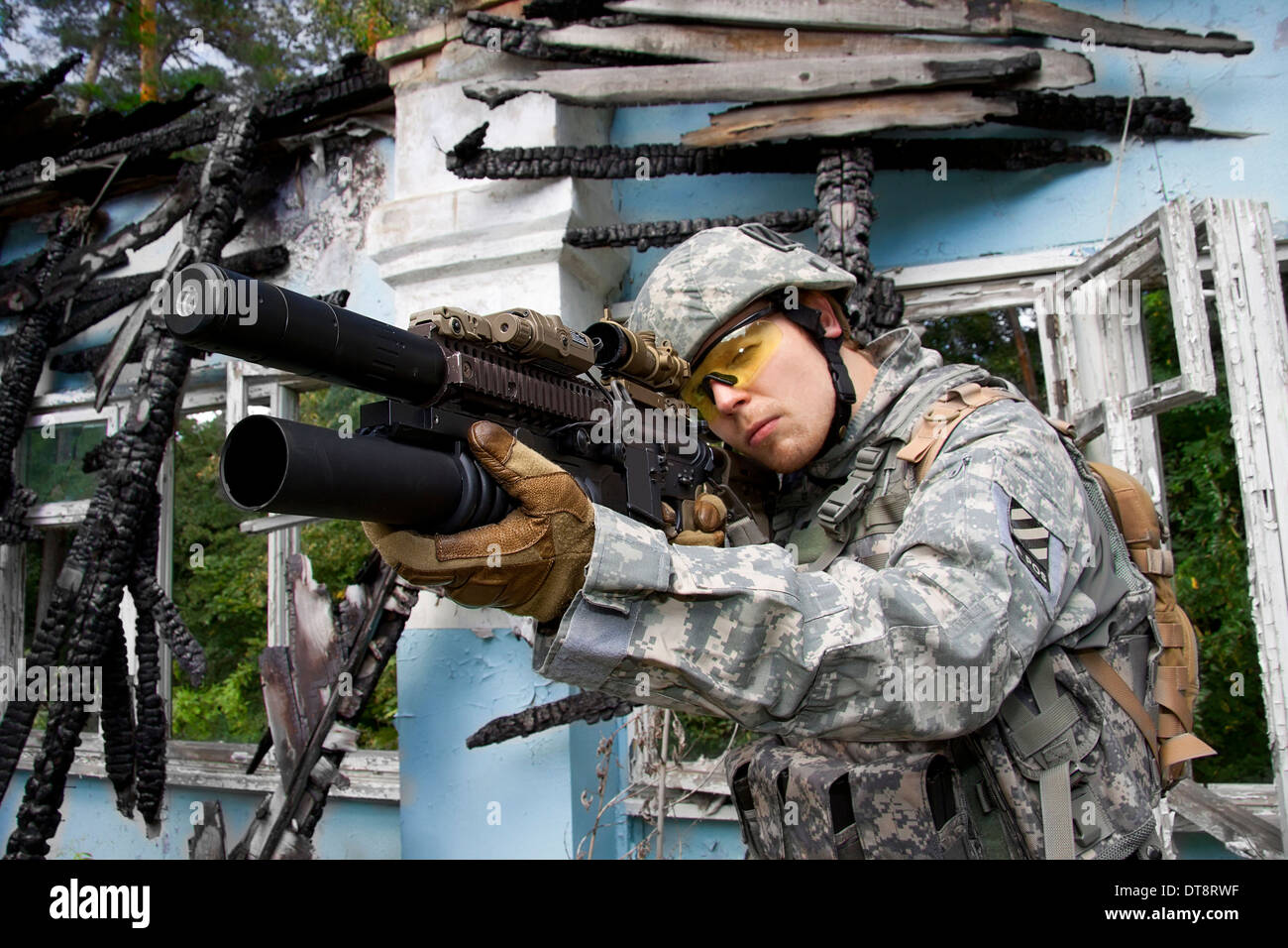U.S. Army soldier aiming his rifle Stock Photo