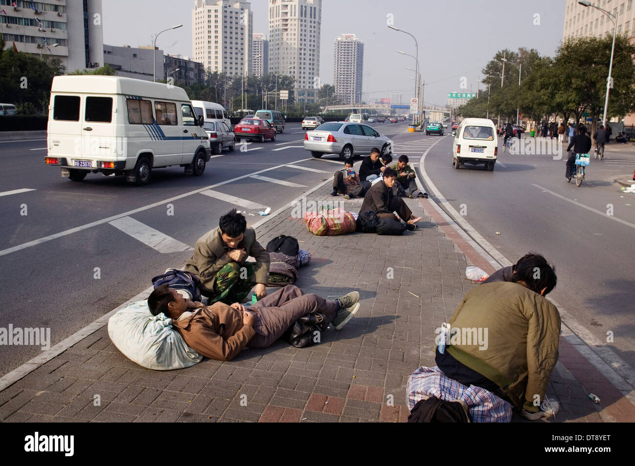 中国 Migrant workers beijing railway station hi-res stock photography