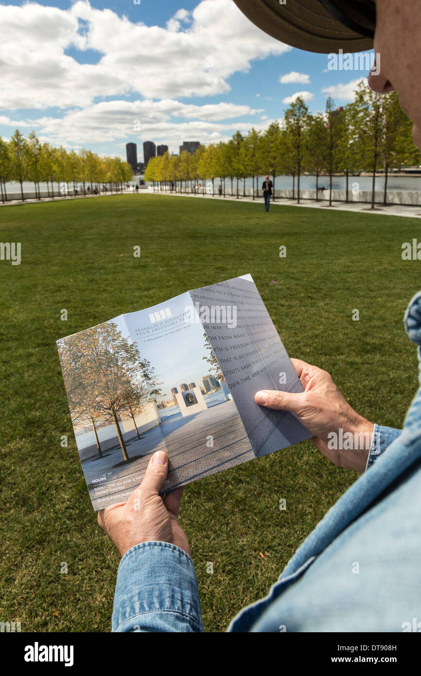 Tourist reading brochure hi-res stock photography and images - Alamy