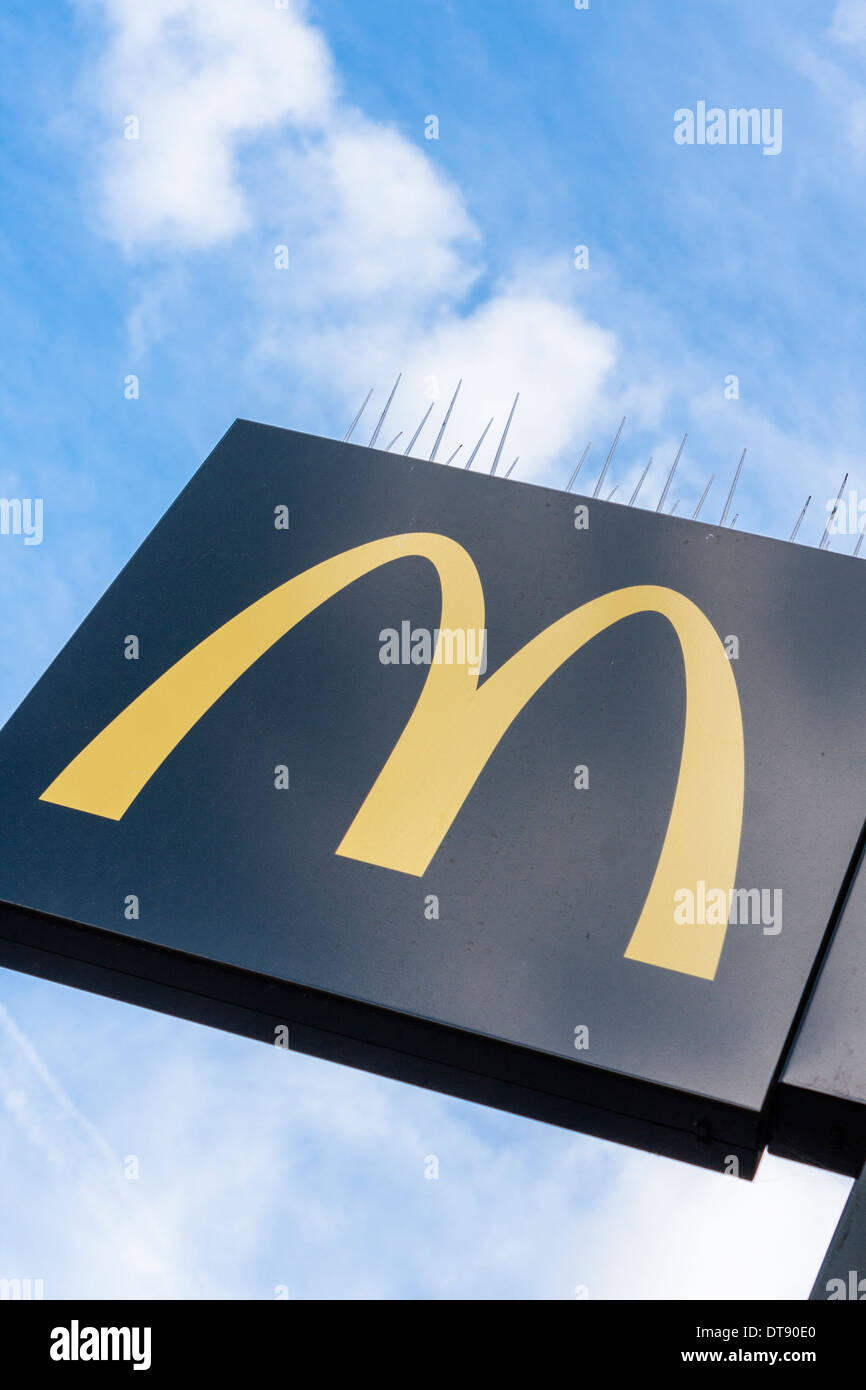 Mcdonalds mcdonalds restaurant sign hi-res stock photography and images ...