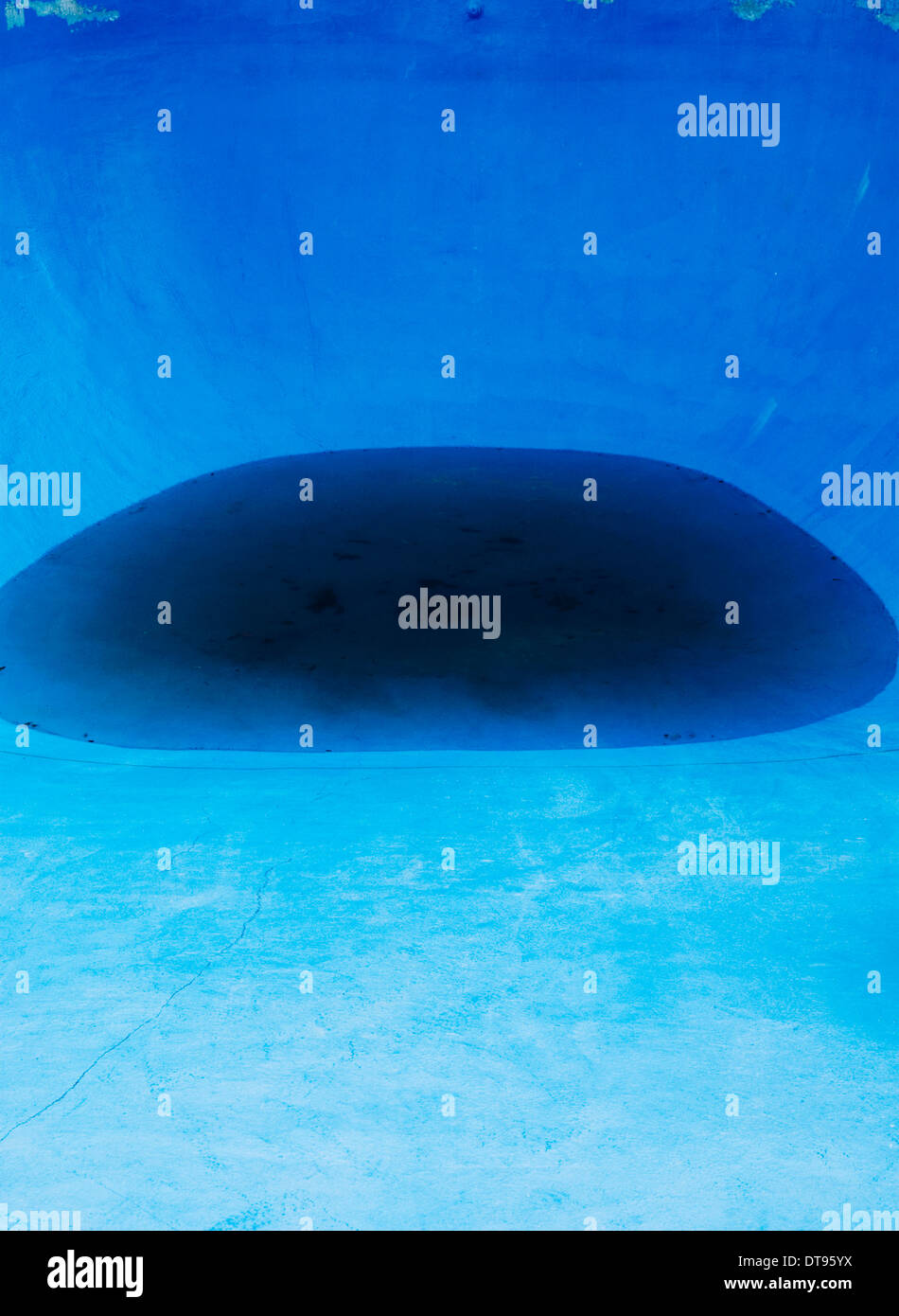 Empty swimming pool hi-res stock photography and images - Alamy