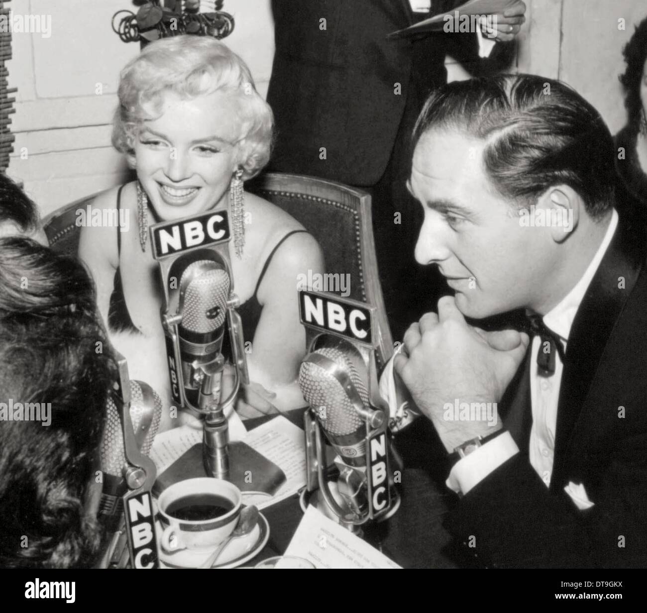 USA. television comedian Sid Caesar, who set the standard for TV comedy in the early 1950s, has died at 91, . 12th Feb, 2014. PICTURED: Dec. 8, 2002 - MARILYN MONROE and SID CAESAR during a radio interview. © Nate Cutler/Globe Photos/ZUMAPRESS.com/Alamy Live News Stock Photo