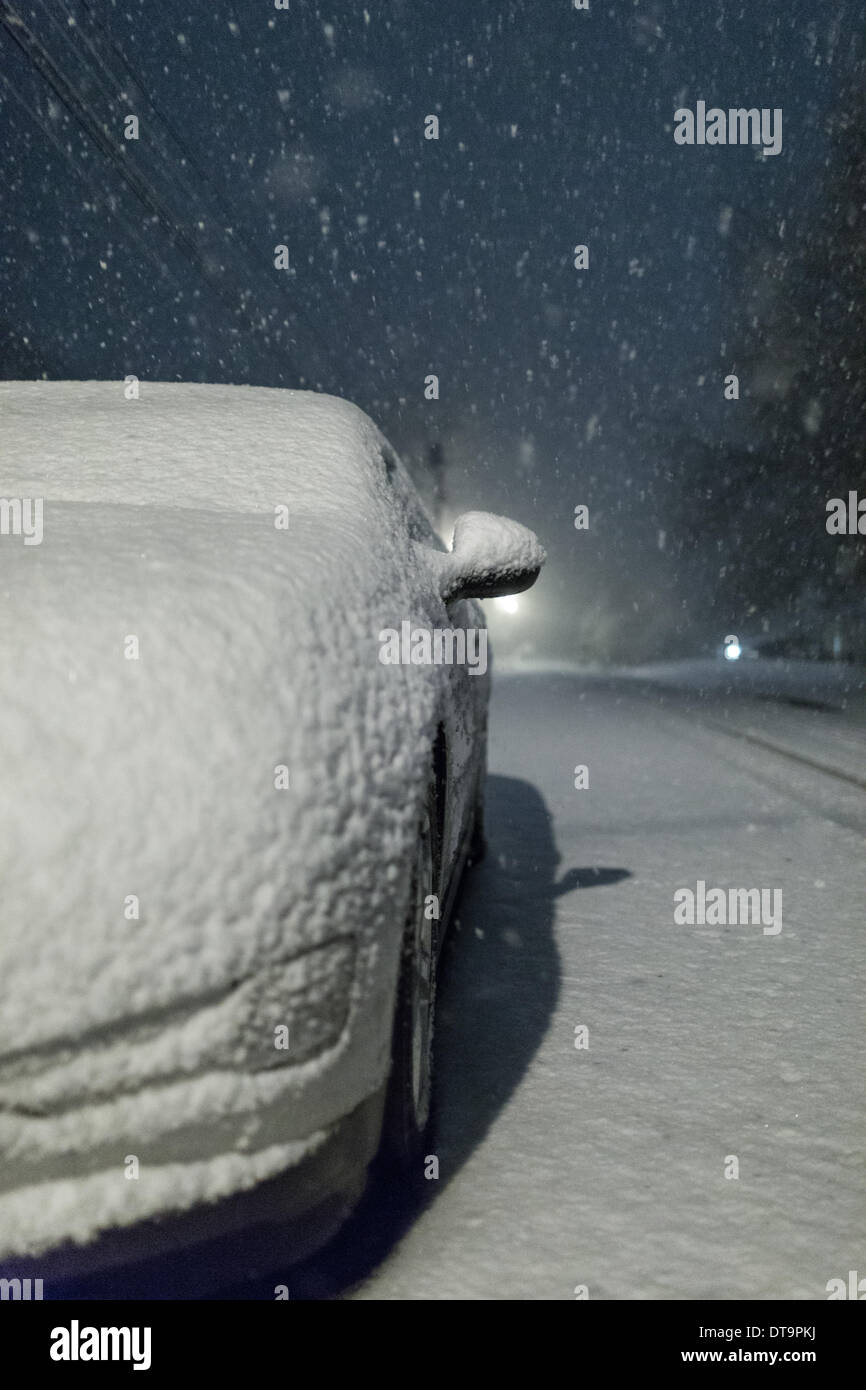 Harrison, Tennessee, USA. 12th February, 2014. Heavy snow falls