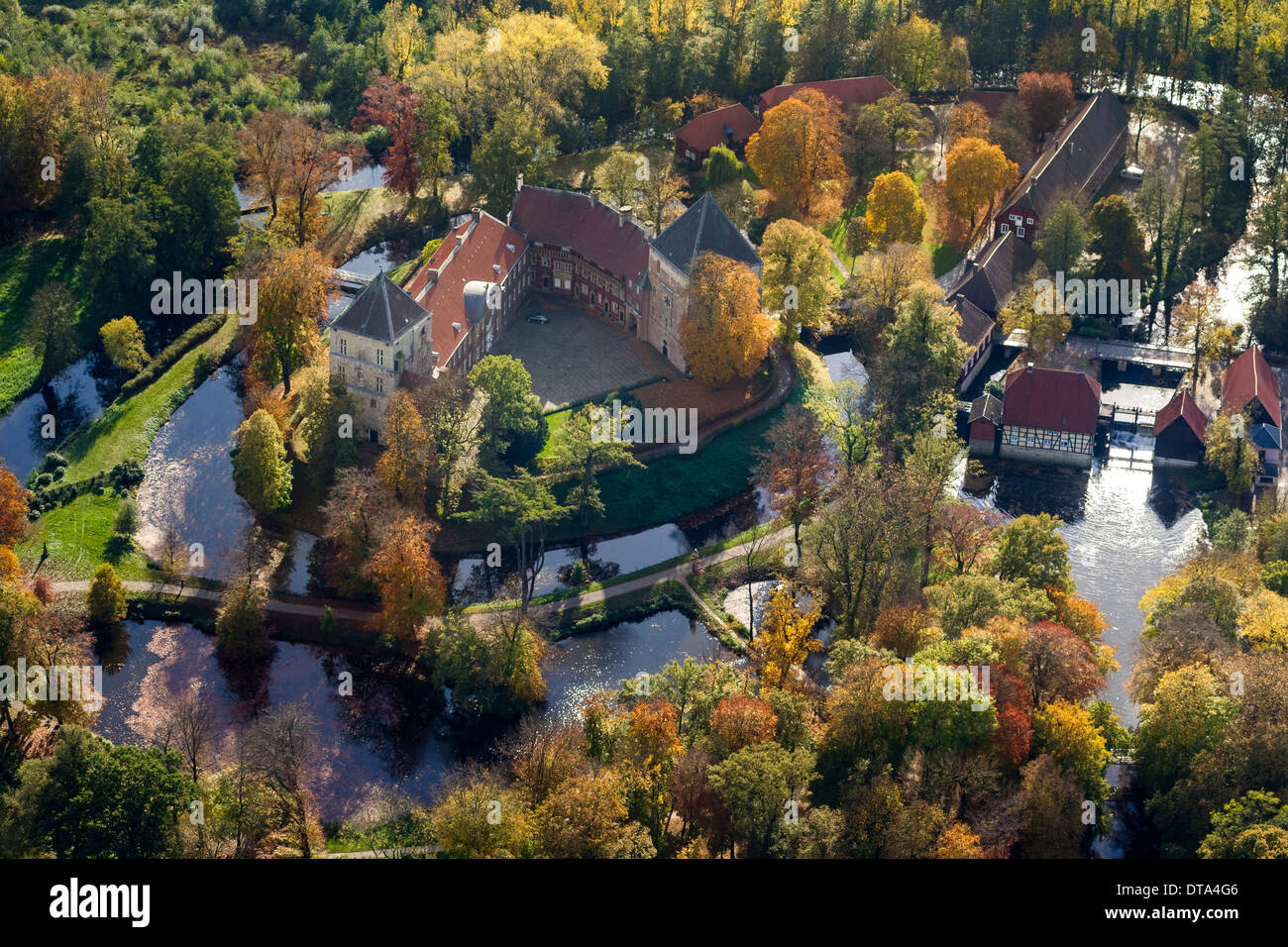 Schloss Rheda Castle, Schlosspark Rheda Castle Gardens, red murky moat ...