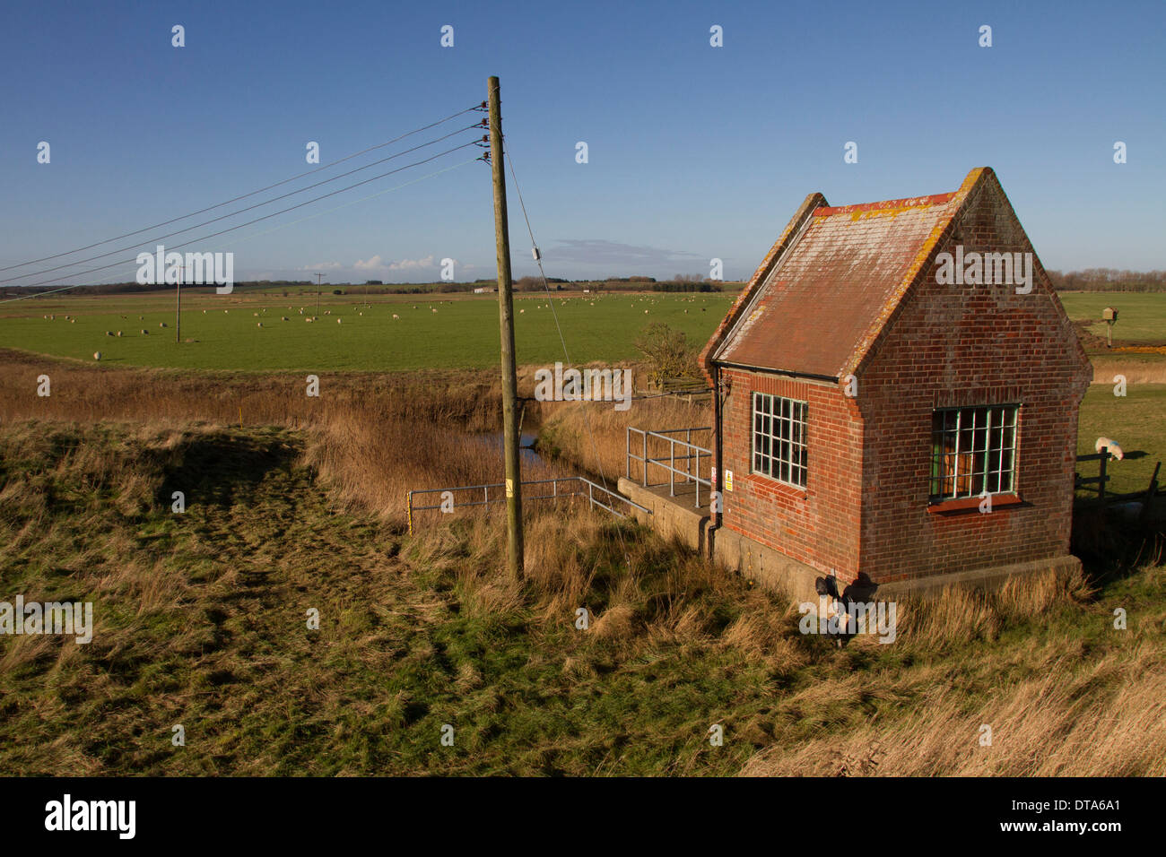 The pumping station on Sudbourne Marsh move water from the drainage dykes to the River Alde. - Suffolk Stock Photo