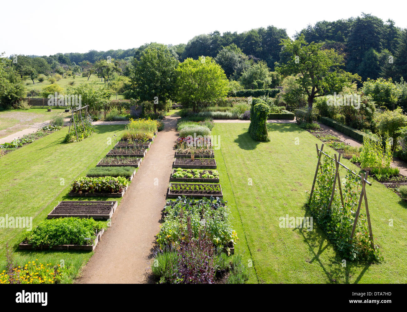 Gemüsegarten mit Hochbeeten Stock Photo Alamy