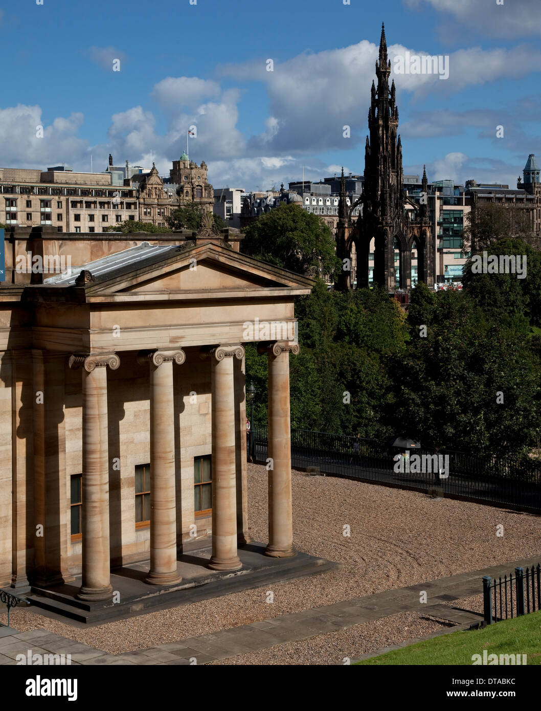 Edinburgh, National Gallery of Scotland und Scott Monument Stock Photo