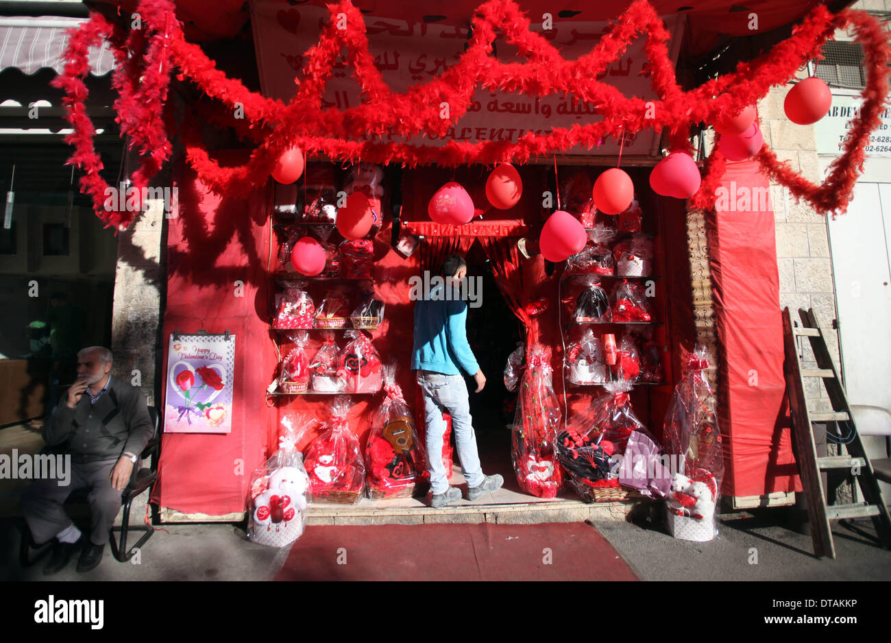 Jerusalem, Jerusalem, Palestinian Territory. 13th Feb, 2014. A Palestinian vendor displays gift at his store ahead of Valentine's day in Jerusalem on February 13, 2014. Valentine's Day is increasingly popular among younger Palestinians, many of whom have taken up the custom of giving cards, chocolates and gifts to their sweethearts to celebrate the occasion Credit:  Saeed Qaq/APA Images/ZUMAPRESS.com/Alamy Live News Stock Photo