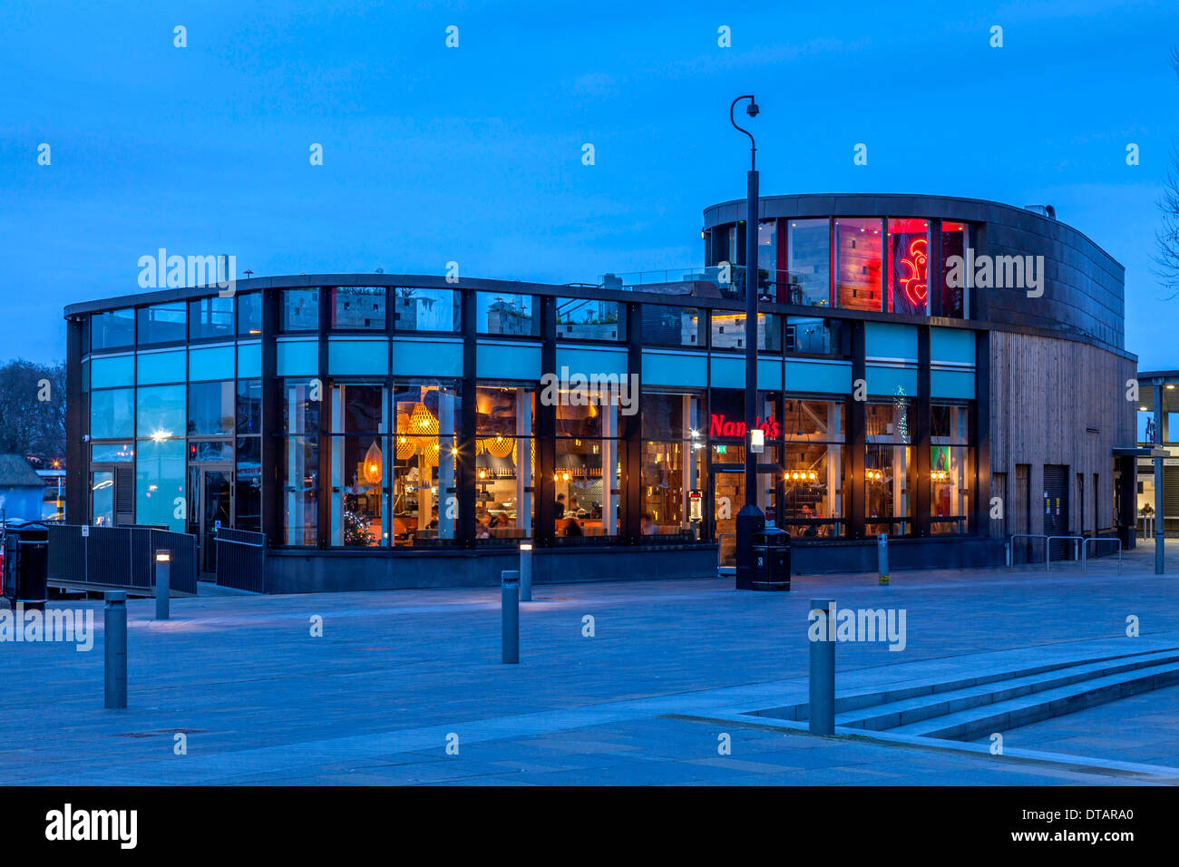 Nandos restaurant london exterior hi-res stock photography and images ...