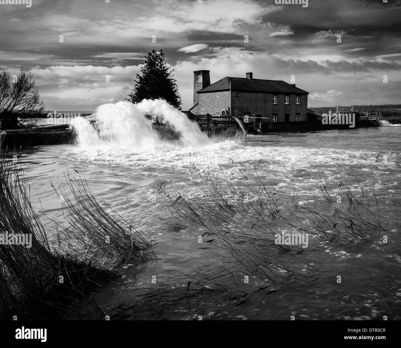 Burrowbridge pumping station, discharging floodwater into the already swollen river Parrett, during the 2014 floods Stock Photo