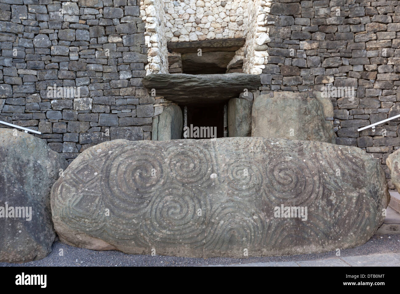 Newgrange Tomb Inside Hi res Stock Photography And Images Alamy