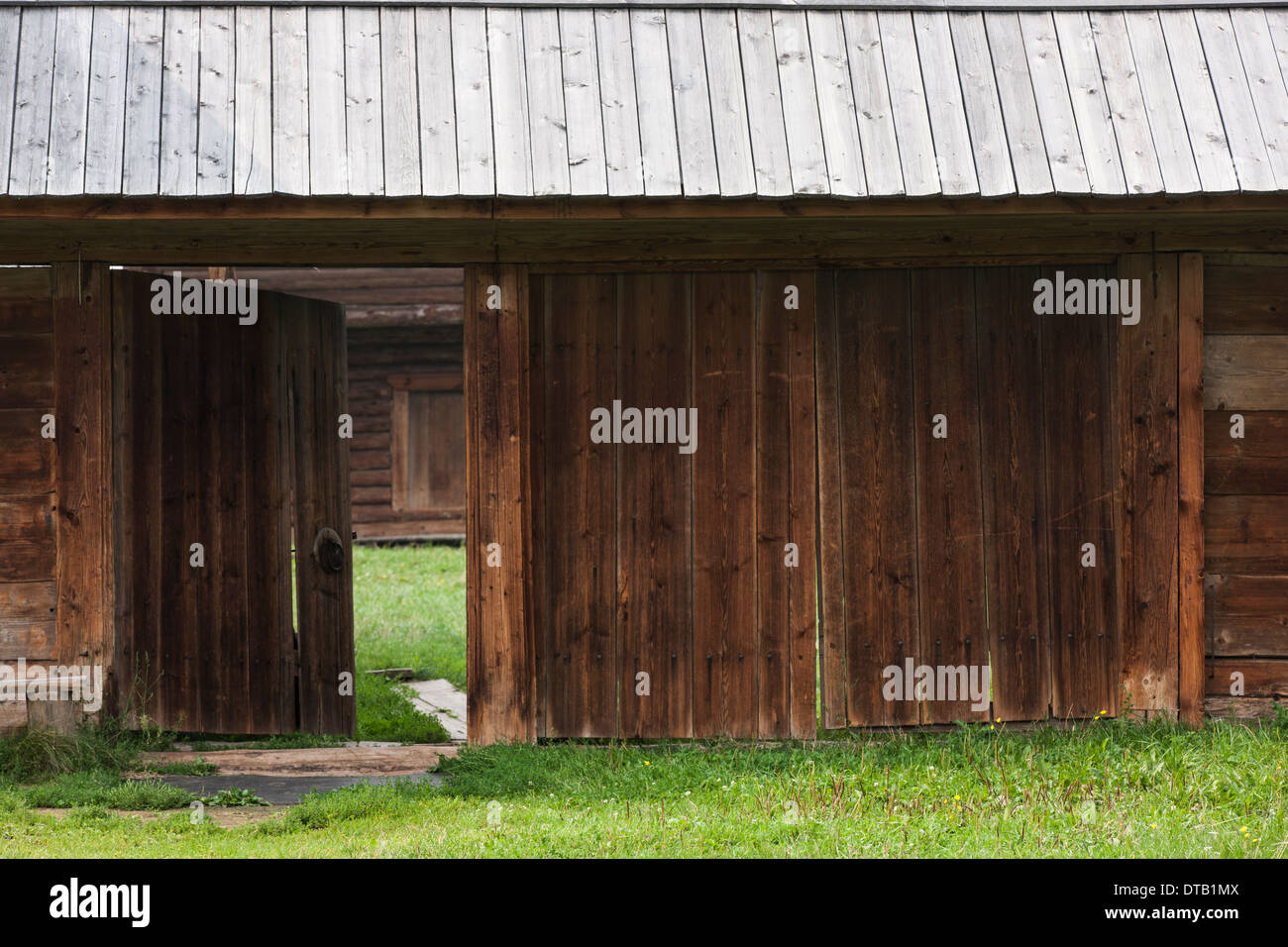 Traditional gate hi-res stock photography and images - Alamy