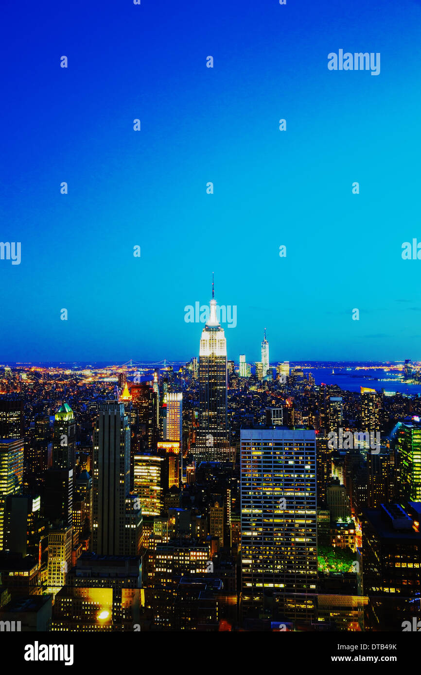 New york city skyline at night hi-res stock photography and images - Alamy