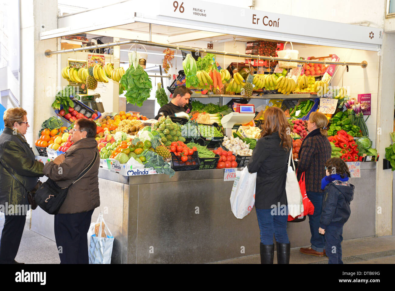 Fruit & vegetable stall in Central Indoor Market (Mercado Central), Plaza de las Flores, Cádiz, Cádiz Province, Andalusia, Spain Stock Photo