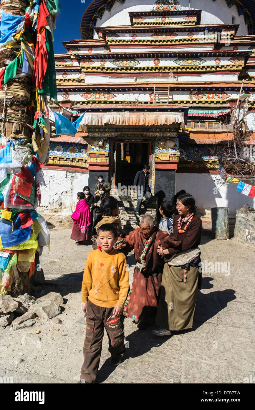 Tibetan pilgrims at the Kumbum chorten of Pelkor Chode Monastery, Gyantse, Tibet Stock Photo