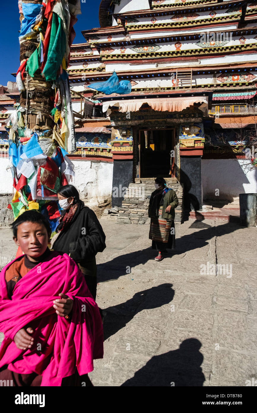 Tibetan pilgrims at the Kumbum chorten of Pelkor Chode Monastery, Gyantse, Tibet Stock Photo