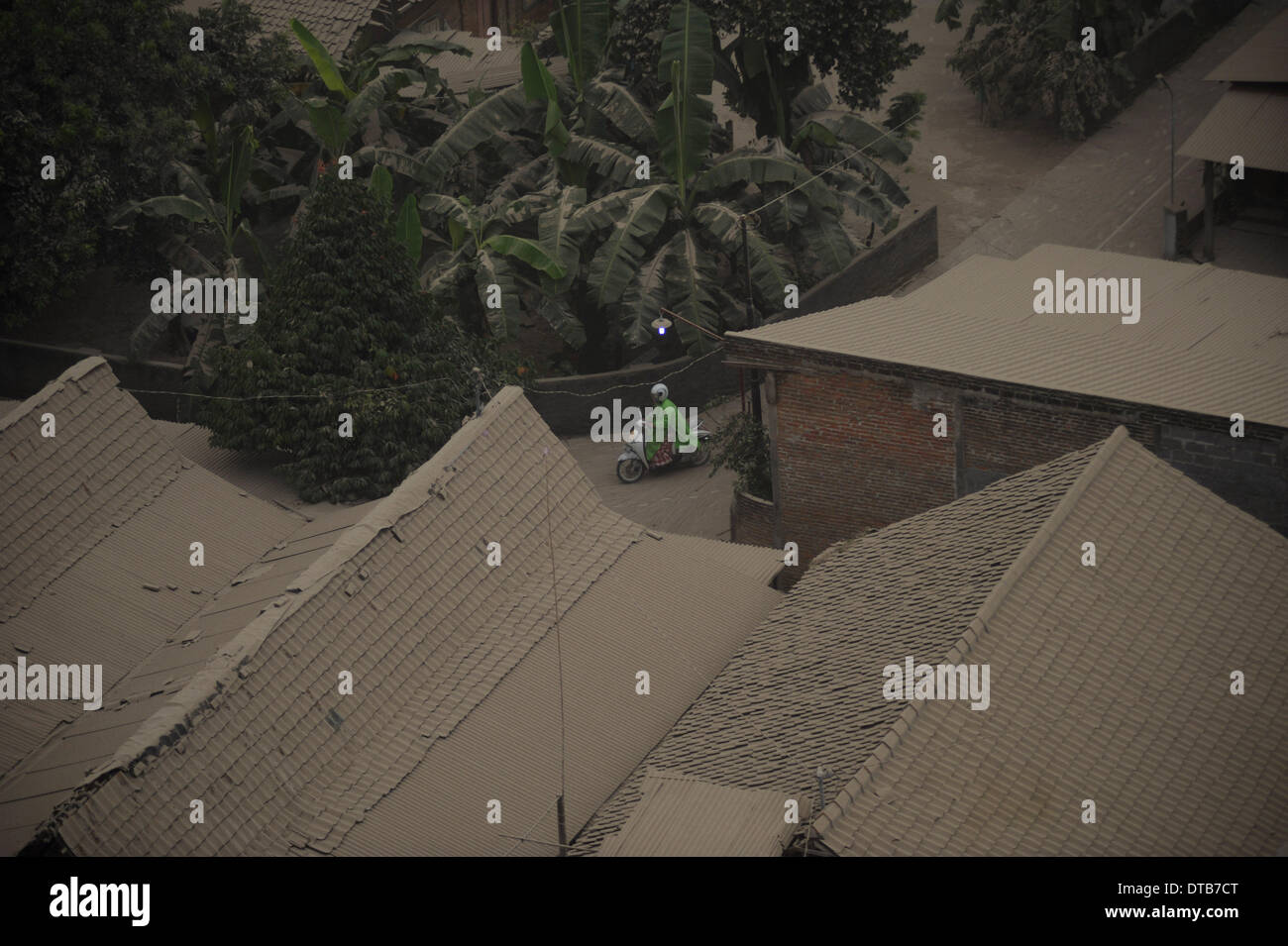 Yogyakarta, Indonesia. 14th Feb, 2014. Ash from Kelud volcano eruption covers roofs of houses in Yogyakarta, Indonesia, Feb. 14, 2014. Mount Kelud in East Java started eruption on Thursday, forcing thousands of residents living within 10 kilometers from the crater to evacuate. Credit: Xinhua/Veri Sanovri/Alamy Live News Stock Photo