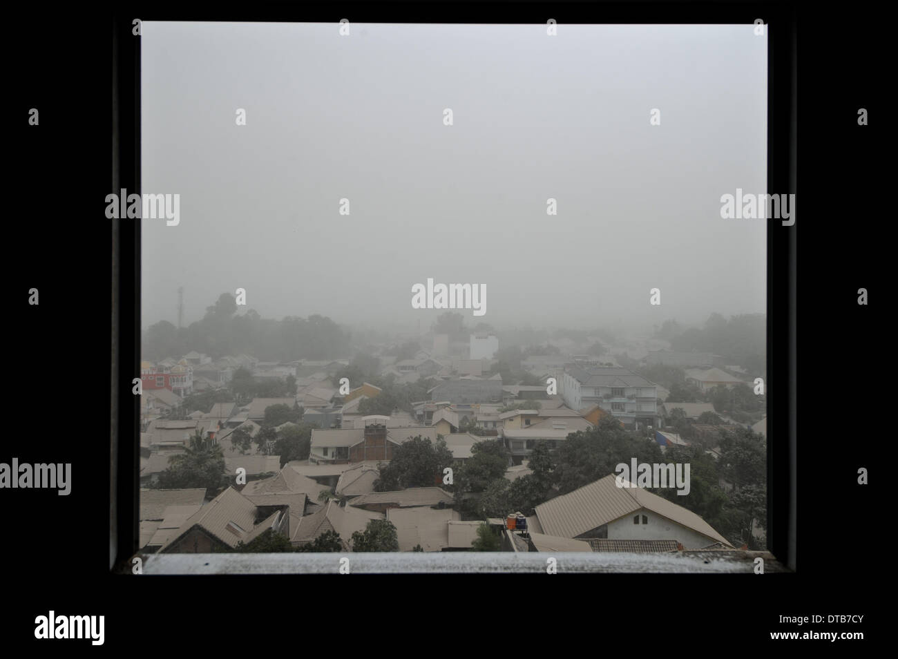 Yogyakarta, Indonesia. 14th Feb, 2014. Ash from Kelud volcano eruption covers roofs of houses in Yogyakarta, Indonesia, Feb. 14, 2014. Mount Kelud in East Java started eruption on Thursday, forcing thousands of residents living within 10 kilometers from the crater to evacuate. Credit: Xinhua/Veri Sanovri/Alamy Live News Stock Photo