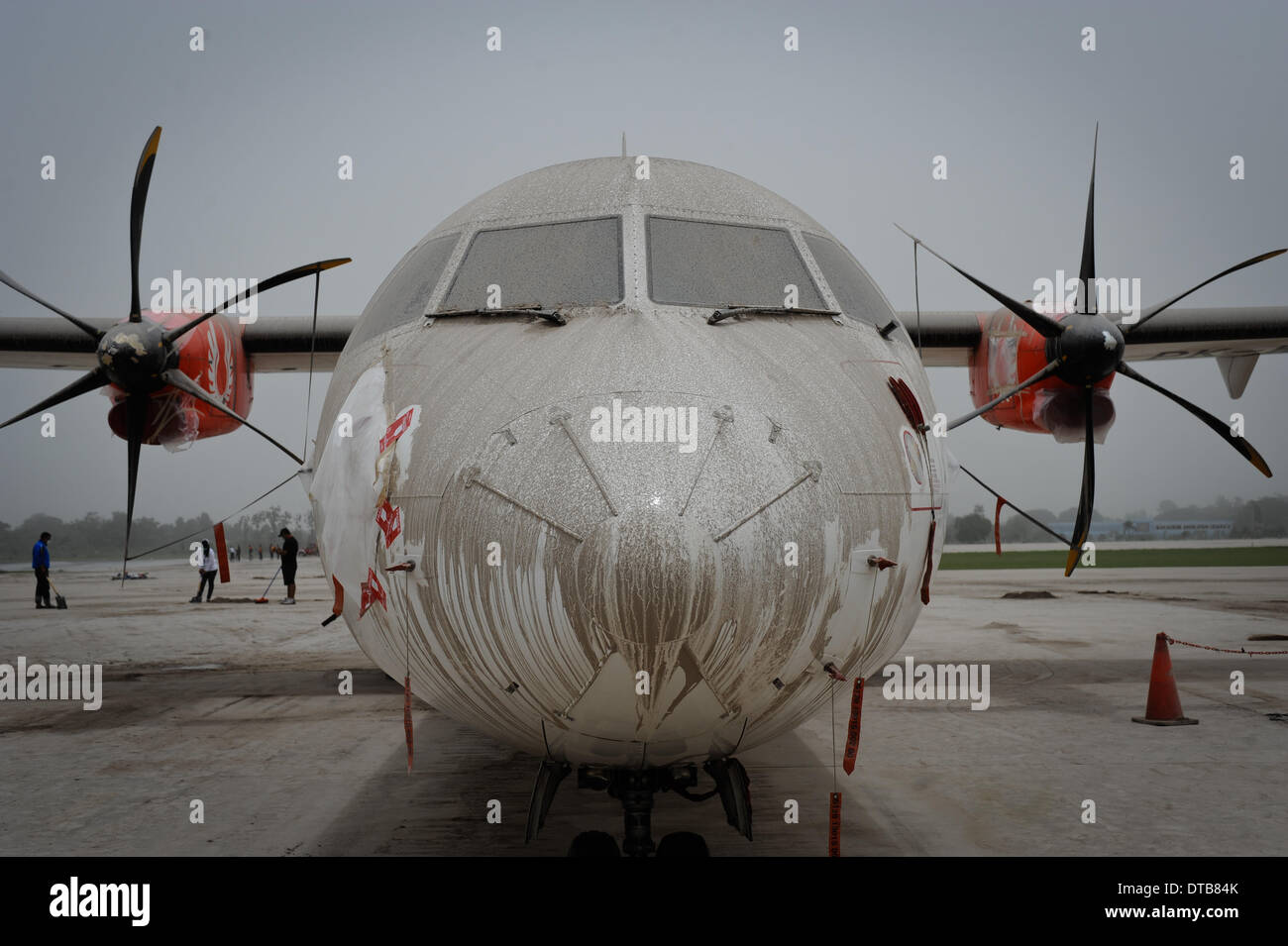 Yogyakarta, Indonesia. 14th Feb, 2014. A plane is seen covered with ash at Adi Sucipto International airport in Yogyakarta, Indonesia, Feb. 14, 2014. Mount Kelud in East Java started eruption on Thursday, forcing thousands of residents living within 10 kilometers from the crater to evacuate. Credit: Xinhua/Veri Sanovri/Alamy Live News Stock Photo