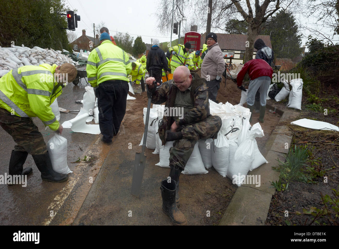 Burrowbridge, UK. 13th Feb, 2014. Volunteers fill sandbags in advance of an expected new surge in water at Burrowbridge Somerset levels   Credit Paul Glendell/Alamy Live News Stock Photo