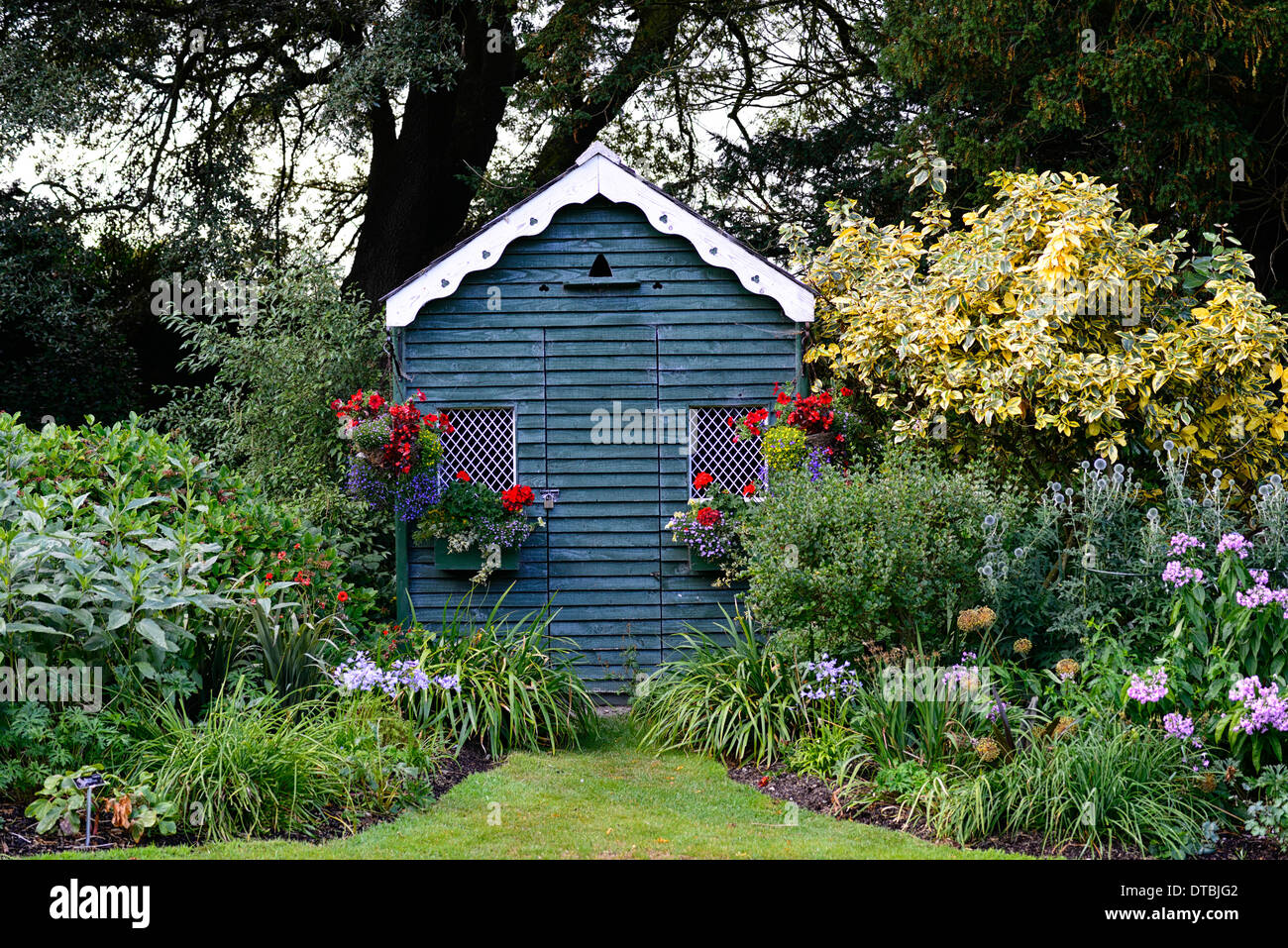 altamont gardens garden shed mix mixed planting scheme perennial bed border beds borders Stock Photo
