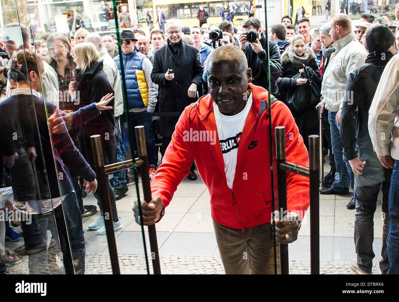 Former US athlete Carl Lewis symbolically opens the new Nike Store in  Berlin, Germany, 14 February 2014. Photo: PAUL ZINKEN Stock Photo - Alamy