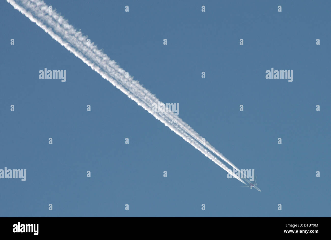 Aircraft exhaust fumes hires stock photography and images Alamy