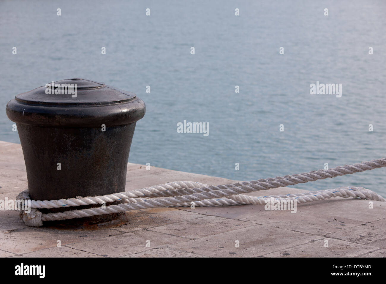 Harbor Rope Posts Quayside mooring rope hi-res stock photography and images - Alamy