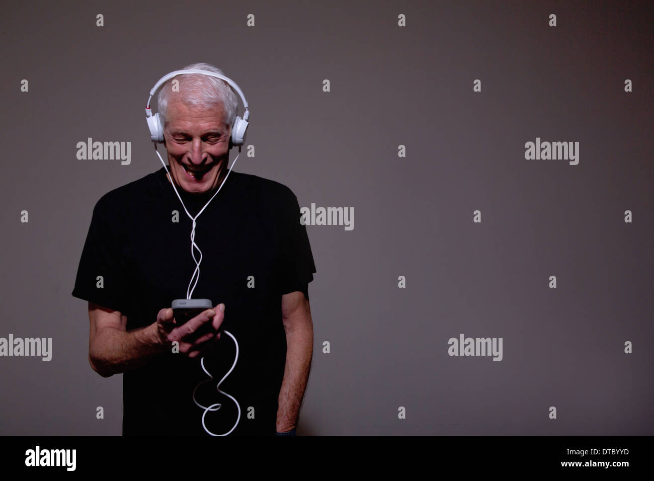 Man wearing white headphones hi-res stock photography and images - Alamy