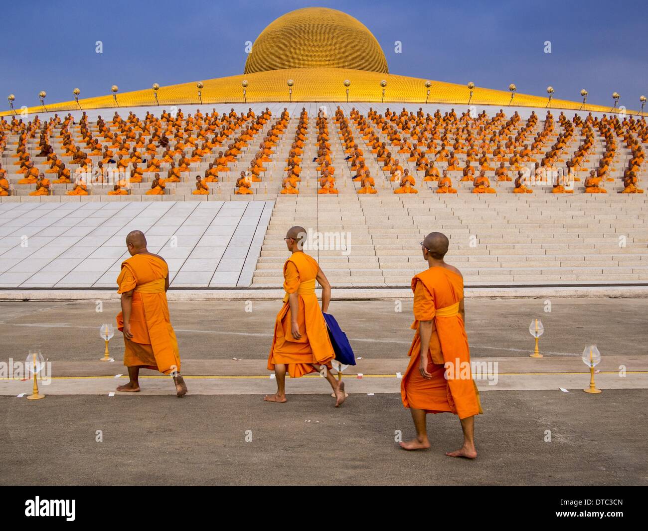 Khlong Luang Pathum Thani Thailand 14th Feb 14 Monks File Into The Main Prayer Area At Wat Phra Dhammakaya For Makha Bucha Day The Aims Of Makha Bucha Day Are Not To