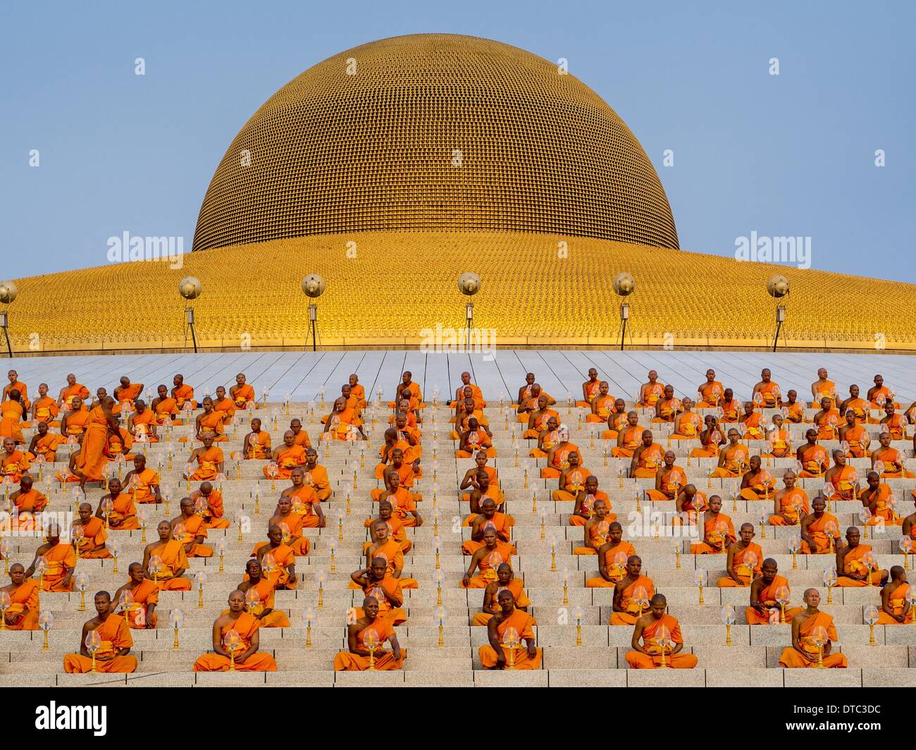 Khlong Luang Pathum Thani Thailand 14th Feb 14 Buddhist Monks Stock Photo Alamy