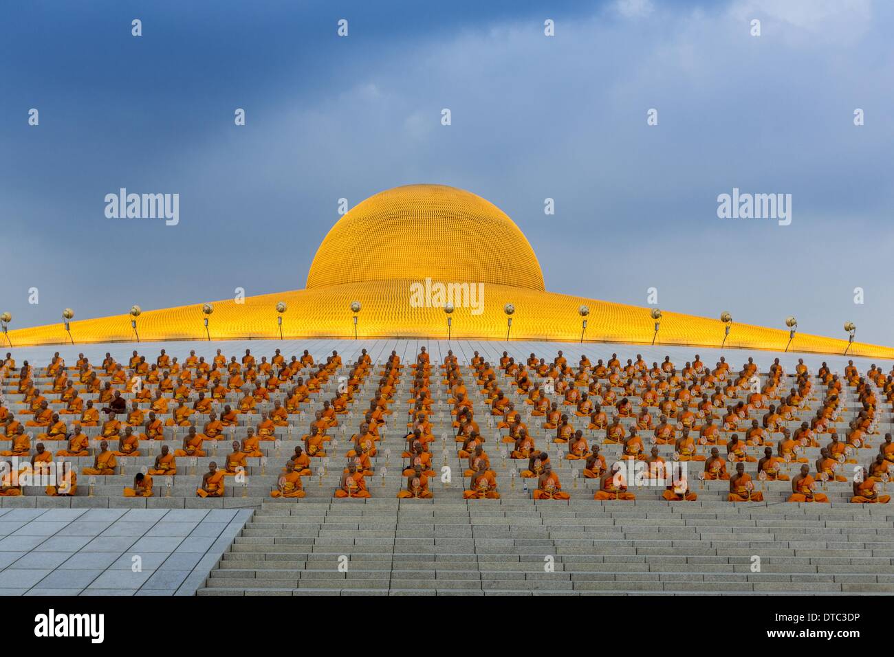 Khlong Luang Pathum Thani Thailand 14th Feb 14 Buddhist Monks Stock Photo Alamy