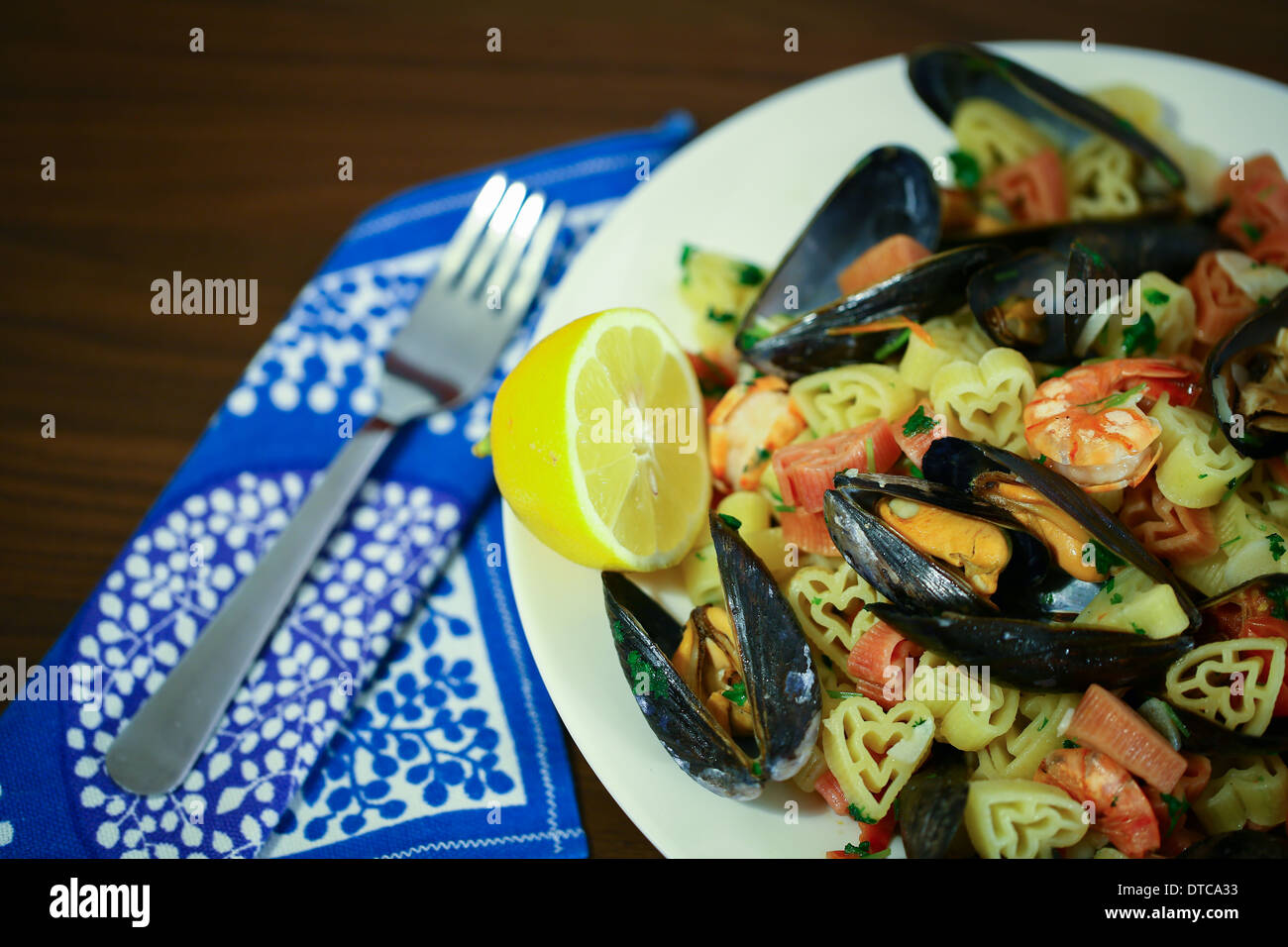 Pasta with mussels and cherry tomatoes Stock Photo Alamy
