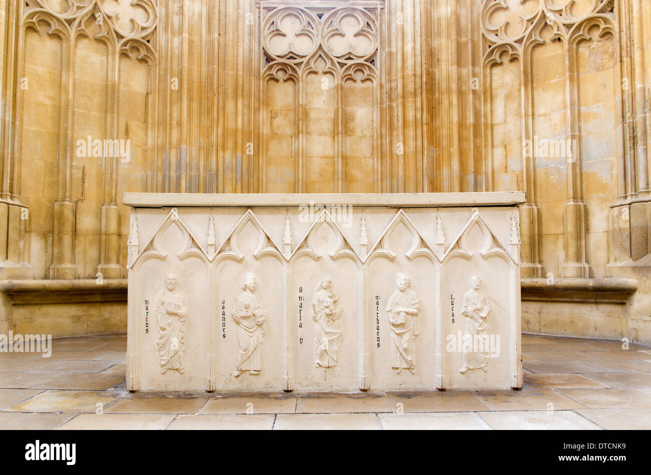 Church gothic altar hi-res stock photography and images - Alamy
