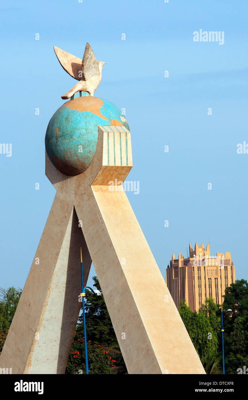 monument de la Paix with BCEAO Bank tower, Bamako, Mali Stock Photo Alamy