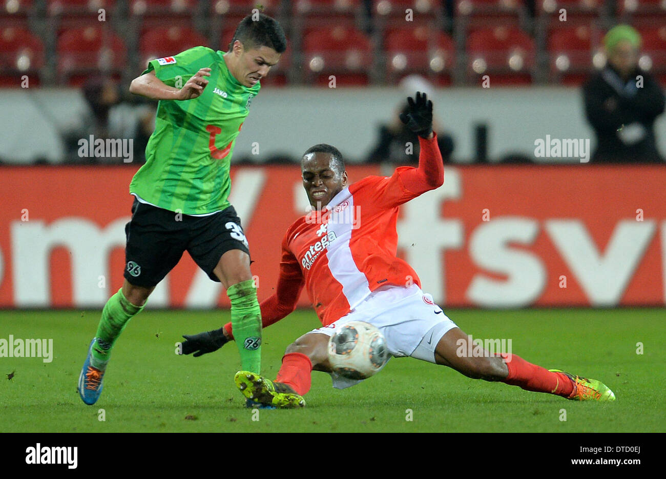 Mainz, Germany. 14th Feb, 2014. Hanover's Leonardo Bittencourt (L) in action against Mainz's Junior Diaz during the German Bundesliga soccer match between 1. FSV Mainz 05 and Hannover 96 at Coface Arena in Mainz, Germany, 14 February 2014. Photo: Torsten Silz/dpa/Alamy Live News Stock Photo