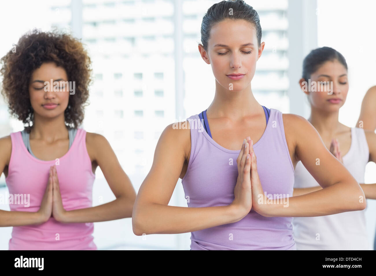 Closed pose. Поза продавца. Женщины стоящие на коленях. Full length photo. Девушка сидит в закрытой позе.