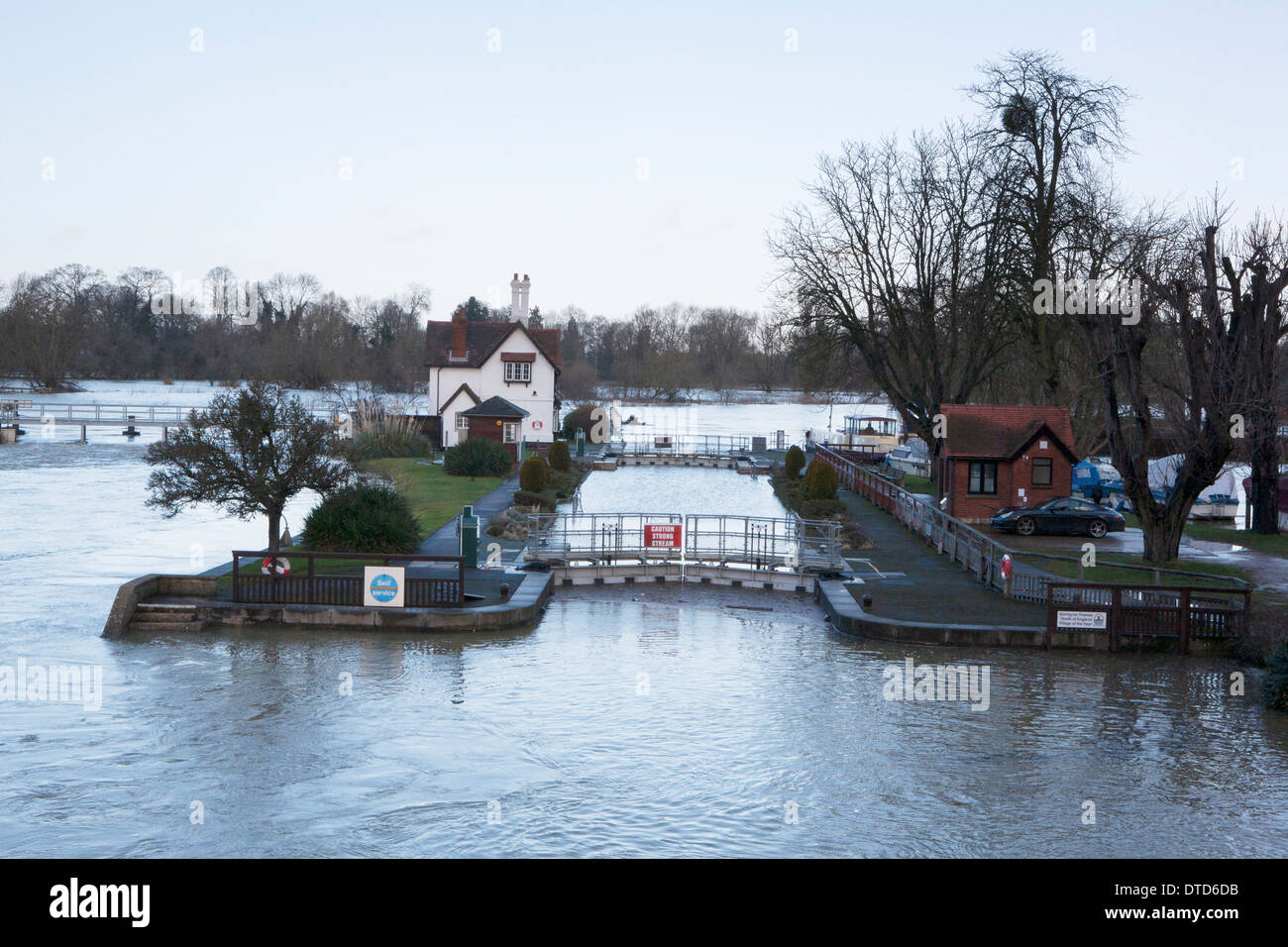 Goring on Thames lock gates flooded, lock keepers cottage stranded in flood water. Stock Photo