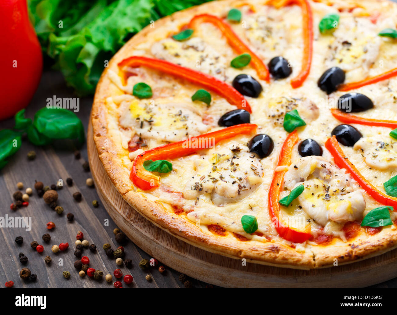 Pizza with chicken, pepper and olives Stock Photo Alamy