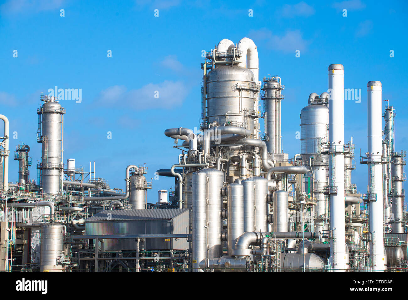 Refinery pipes hi-res stock photography and images - Alamy