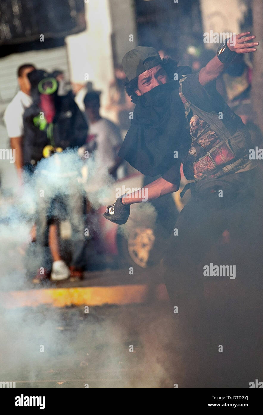 Caracas, Venezuela. 15th Feb, 2014. Students and riot police clash during a protest by government opponents, in the city of Caracas, capital of Venezuela, on Feb. 15, 2014. Credit:  Boris Vergara/Xinhua/Alamy Live News Stock Photo