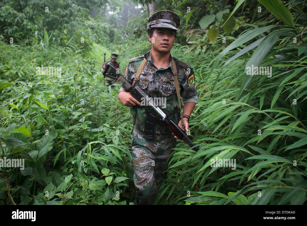 KIA's members walk through the jungle from Naw HPyu Post to Tsinyu Post in the front line war against the Burmese Government Stock Photo