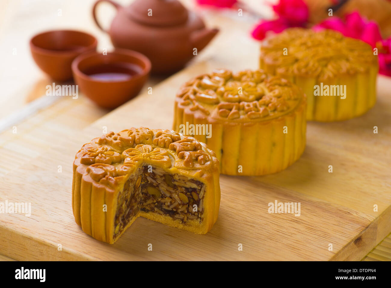 Traditional Chinese mid autumn festival food Stock Photo - Alamy