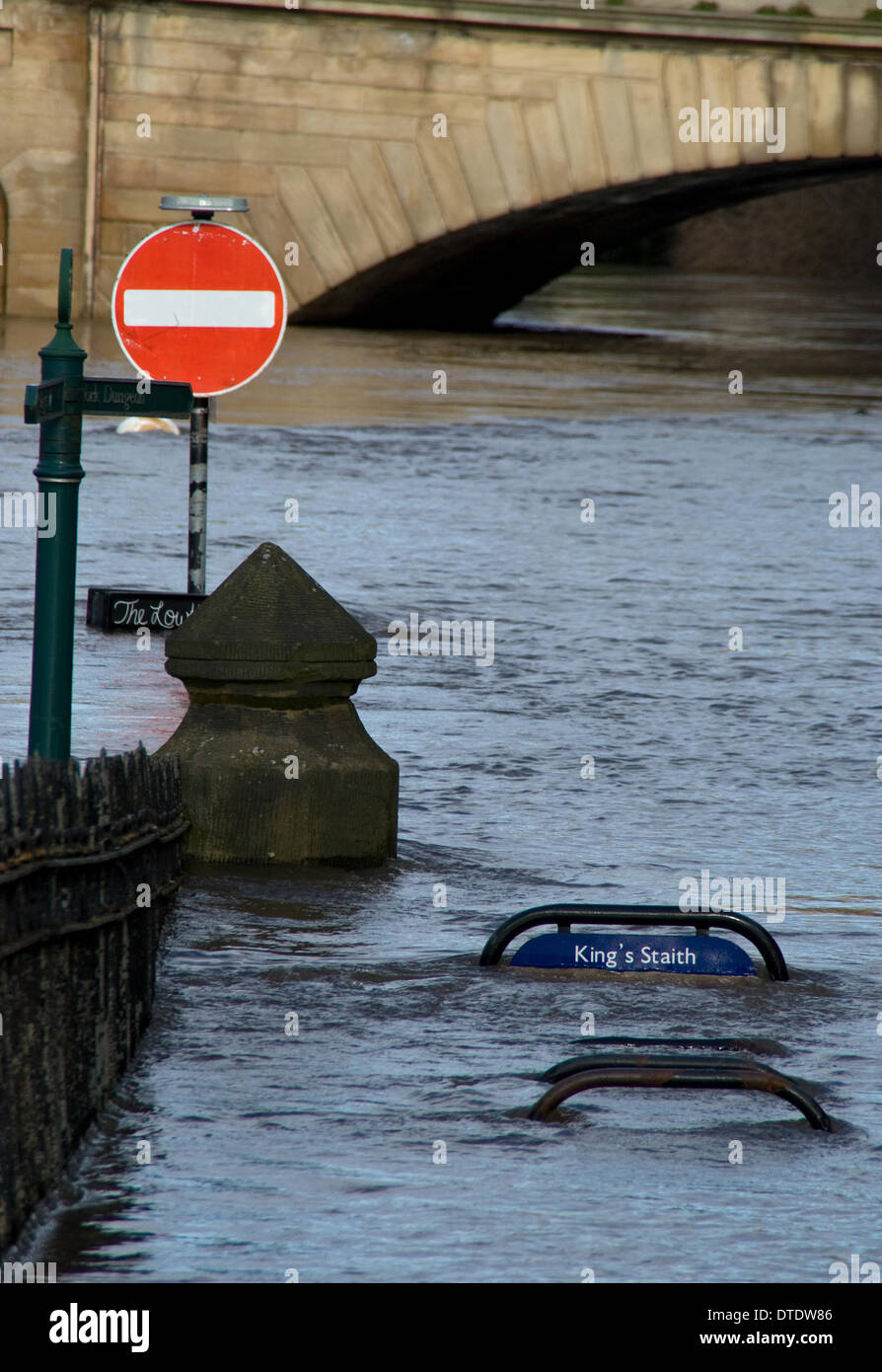 York, UK. 16th February 2014. King's Staith in York flooded by the river Ouse on the 16th of February. York is regularly flooded by the River Ouse. Credit:  CHRIS BOSWORTH/Alamy Live News Stock Photo