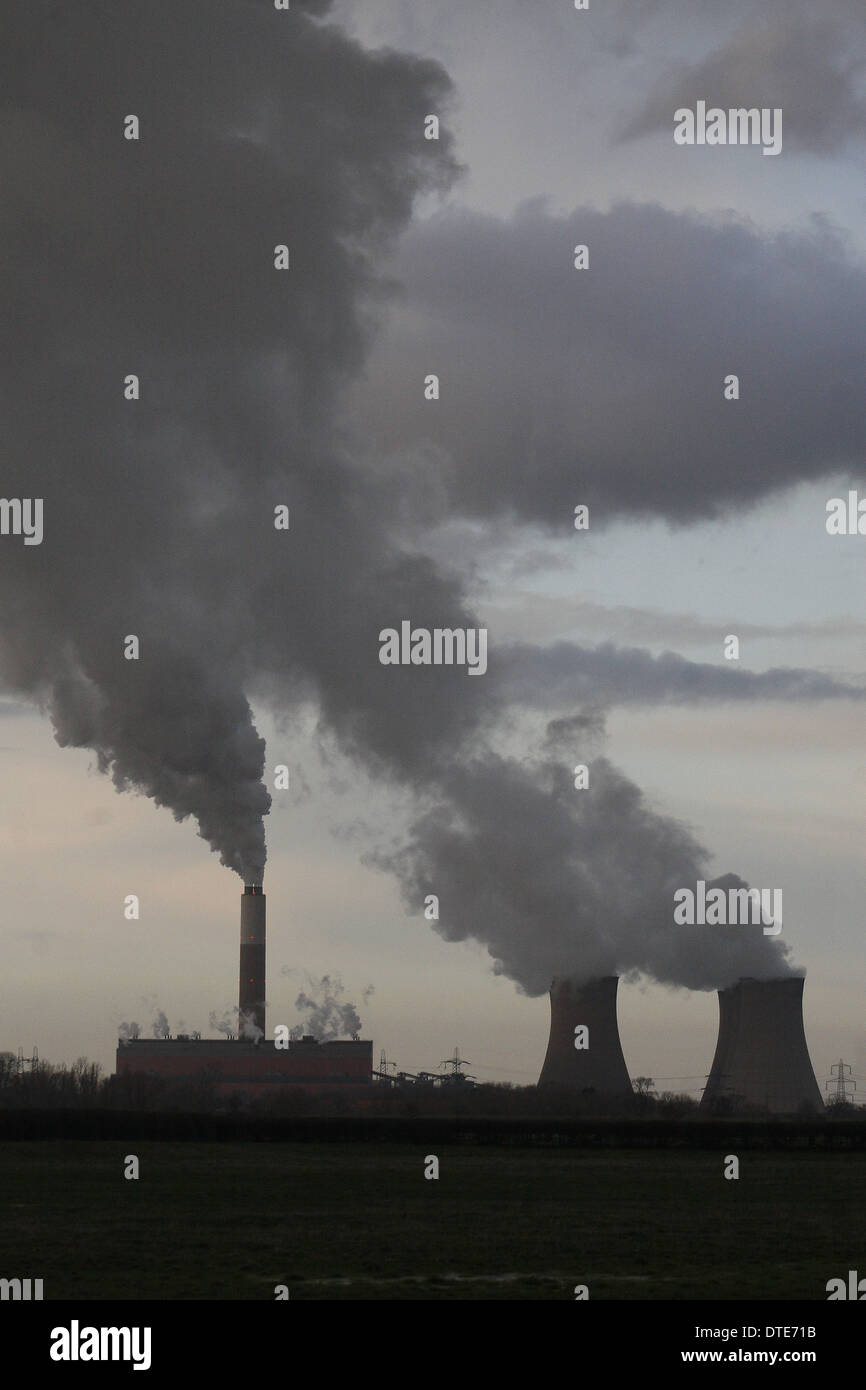 Power station cooling river trent hi-res stock photography and images ...