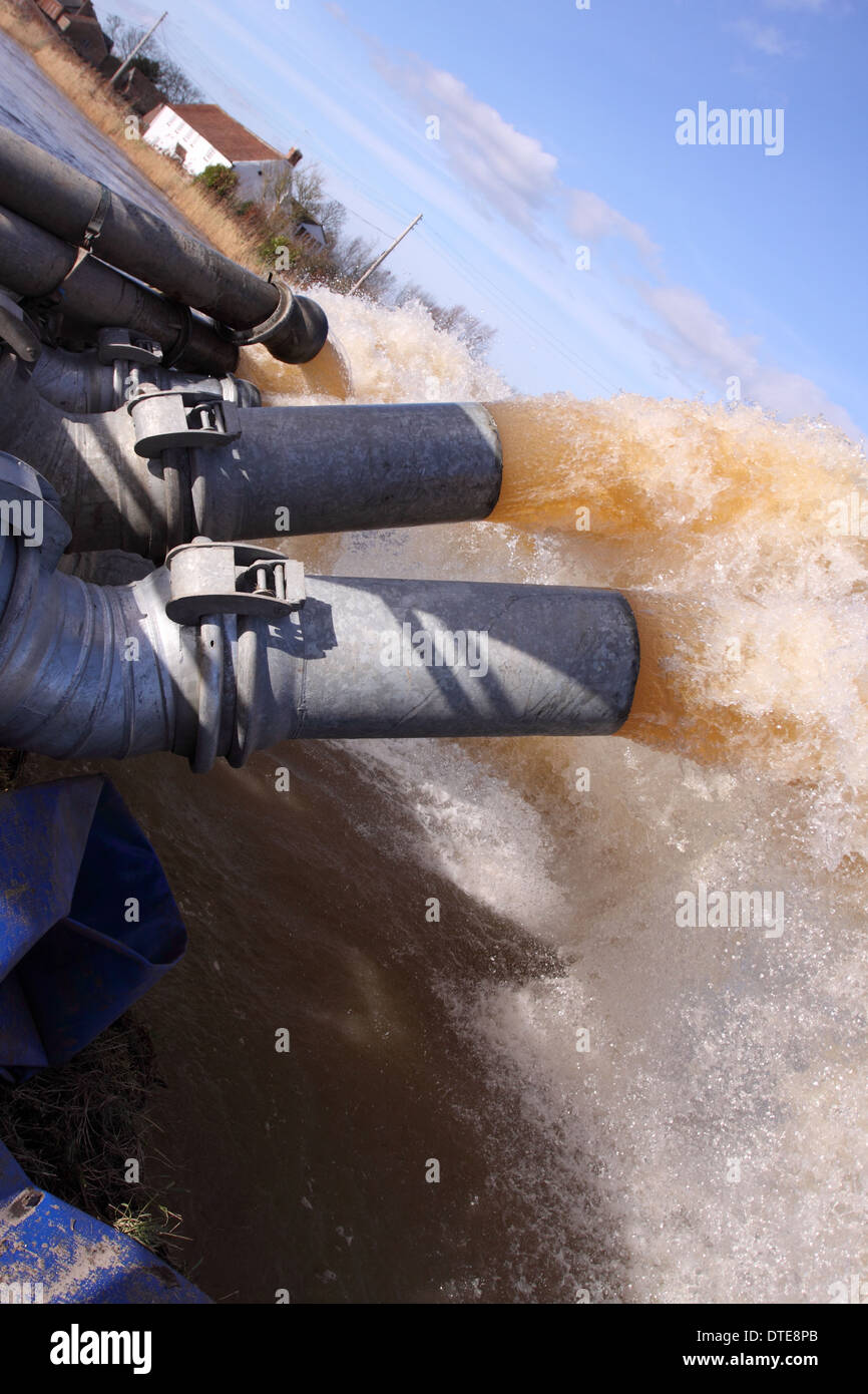 Somerset Levels pumping flood water from Saltmoor into the River Parrett near Moorland Somerset UK Stock Photo