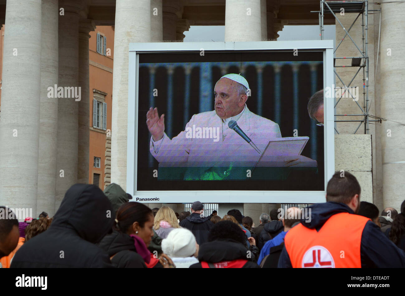 The Pope appears on the telly viewer to the crowds in Rome.This is directly outside               St.Peter's church inthe square Stock Photo