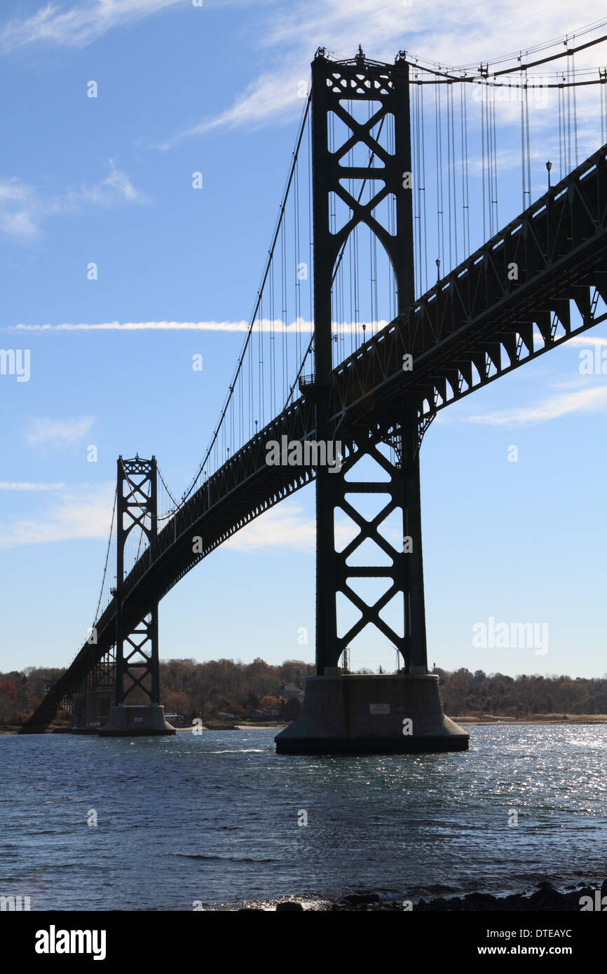 Mount Hope Bridge connecting Portsmouth and Bristol Township, Rhode Island, USA stretches across Narragansett Bay Stock Photo